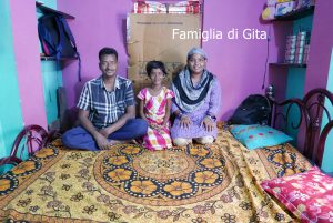 Famiglia di Geeta nella nuova stanza