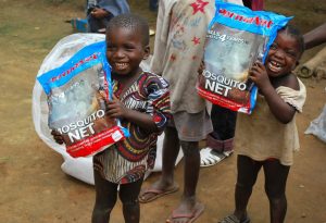 Bambini ricevono delle zanzariere contro la malaria