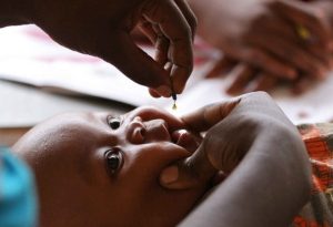 Un bambino riceve degli integratori di vitamina A