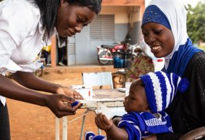 Bambino riceve dei farmaci contro la malaria